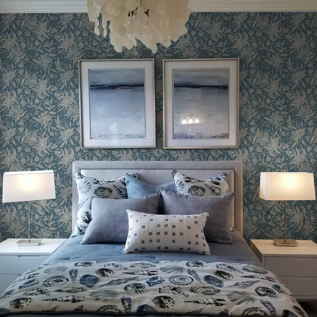 Wallpaper Flori crem liniare pe fond albastru, volute delicate a00630