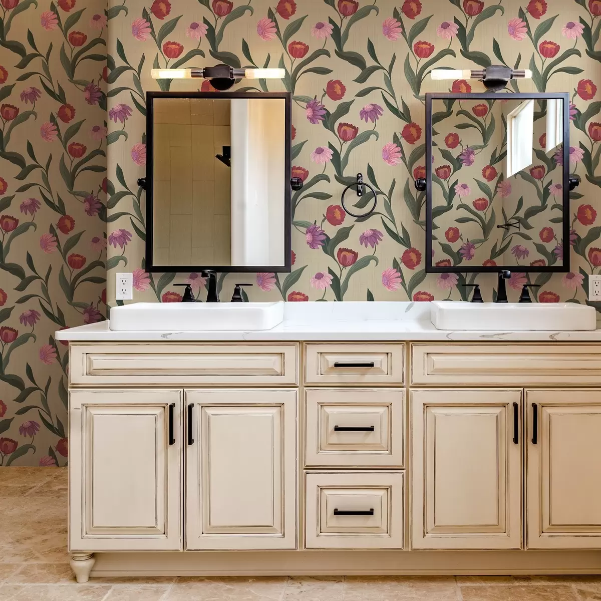 Wallpaper Flori roz-roșii pe fond bej, textură desenată manual a00631