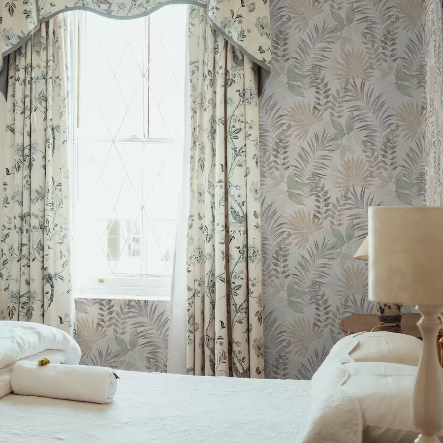 fototapet Frunze tropicale pastelate pe un fundal deschis, textură subtilă a00725