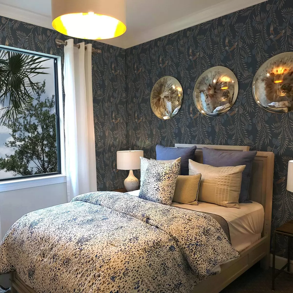 Wallpaper Pasăre printre fructe albastre și frunze de palmier, indigo a00726