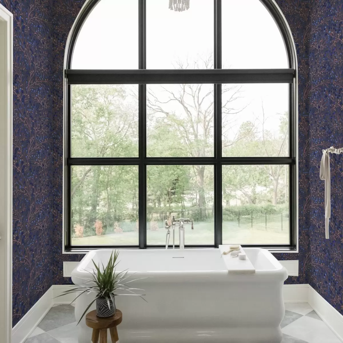 Wallpaper Ramuri roz-maronii și fructe de pădure albastre pe un fundal grafit a00787