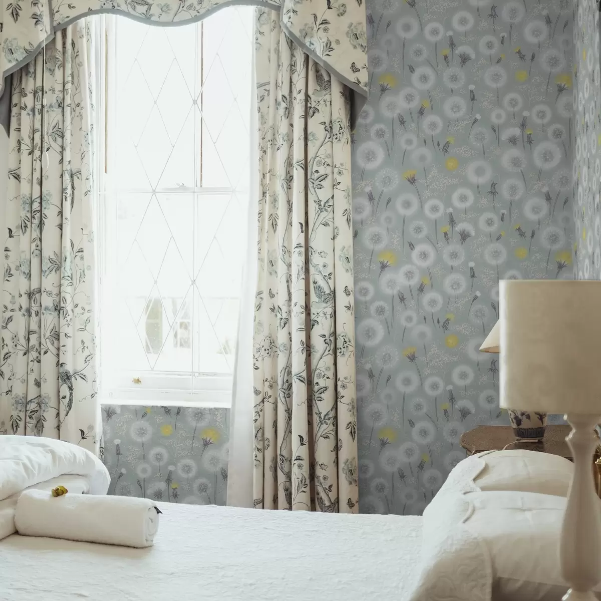 Wallpaper Păpădii pufoase și semințe pe un fundal de mentă a00790