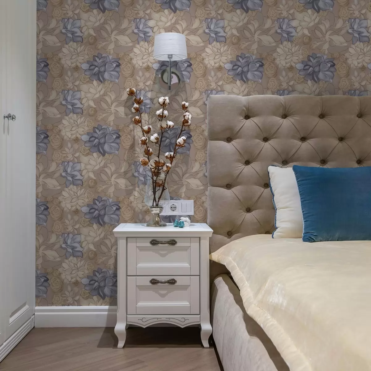 Wallpaper Flori crem și albastre pe un fundal bej cald a00634v1