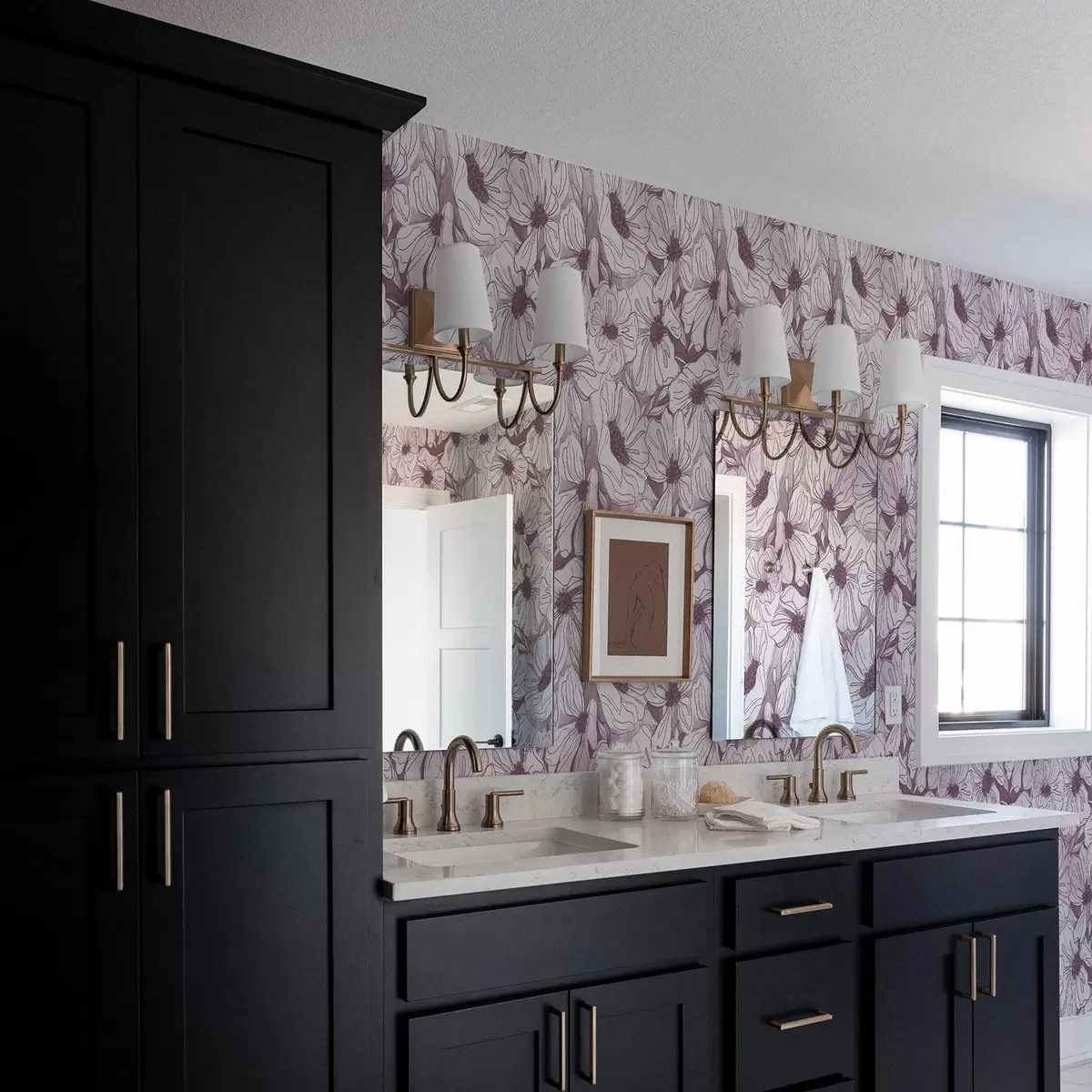 Wallpaper Flori liniare într-o paletă rece de liliac-roz a00636v1