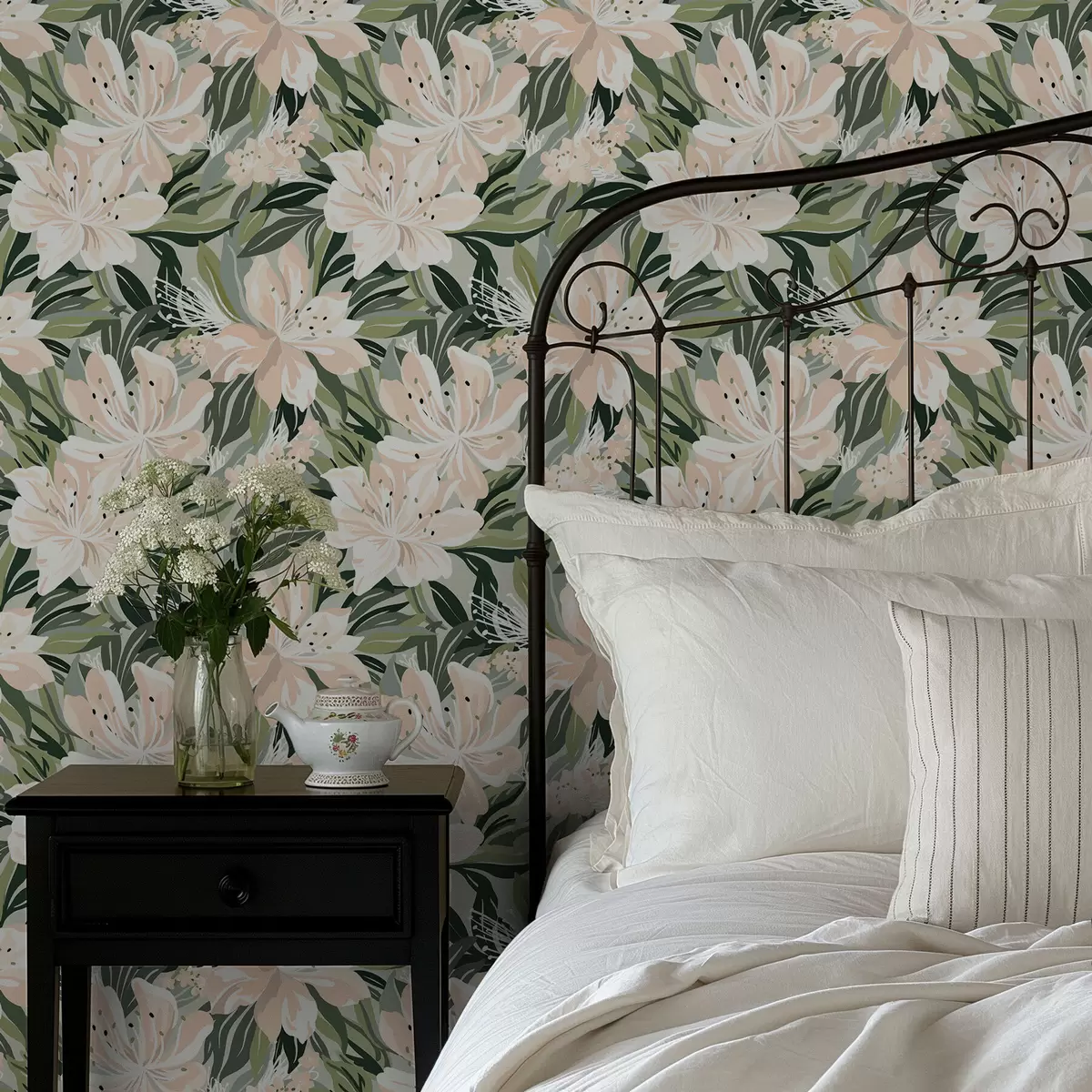 Wallpaper Flori mari de culoare crem pe un fundal verde deschis a00646