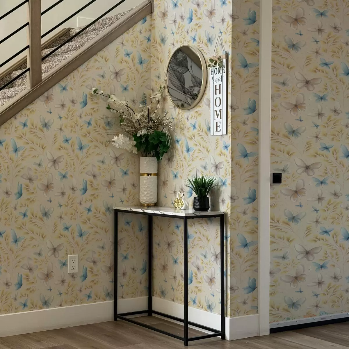 Wallpaper Fluturi ușori printre frunze galbene pe un fundal deschis a00795