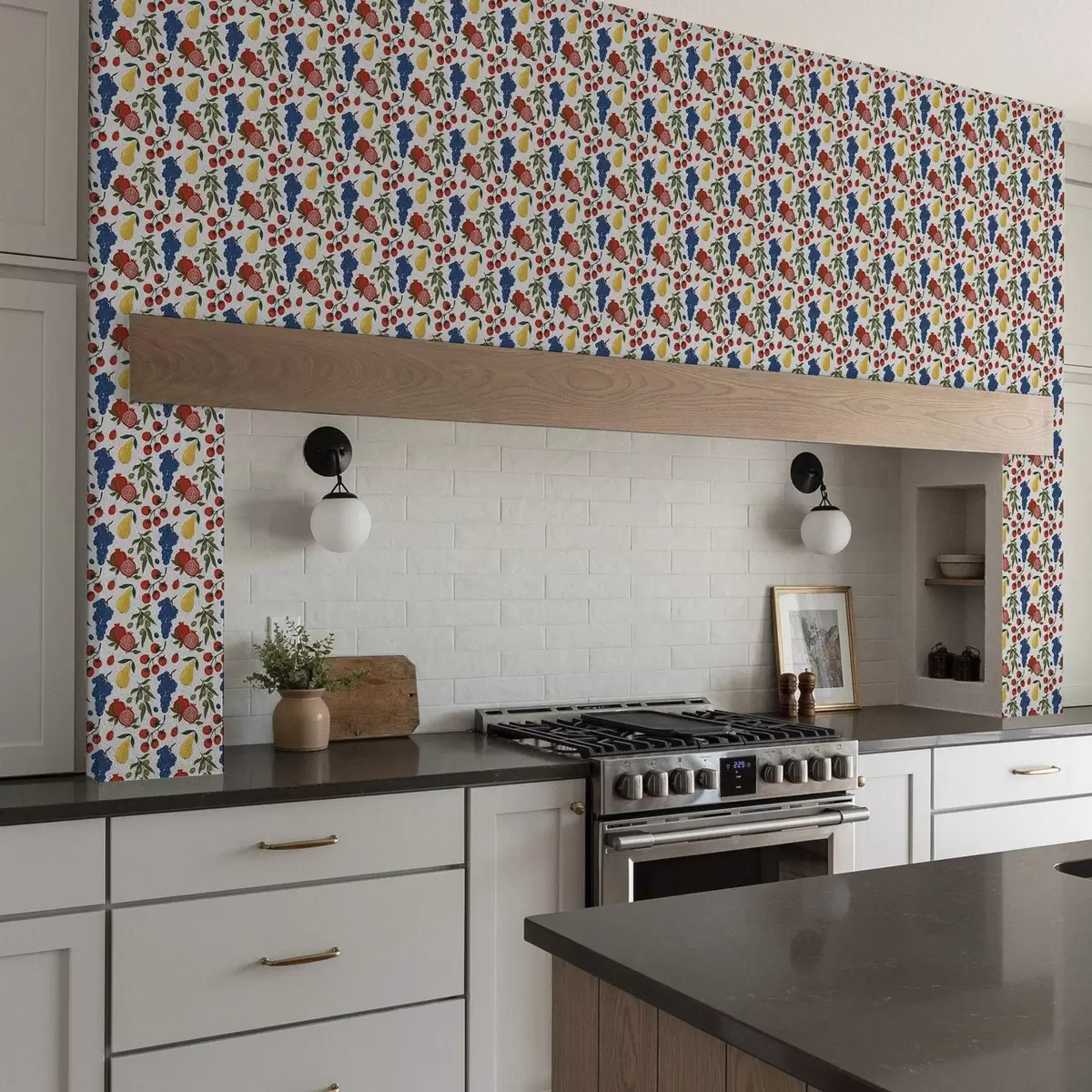 Wallpaper Fructe suculente: rodii, struguri, pere pe fond alb a00801