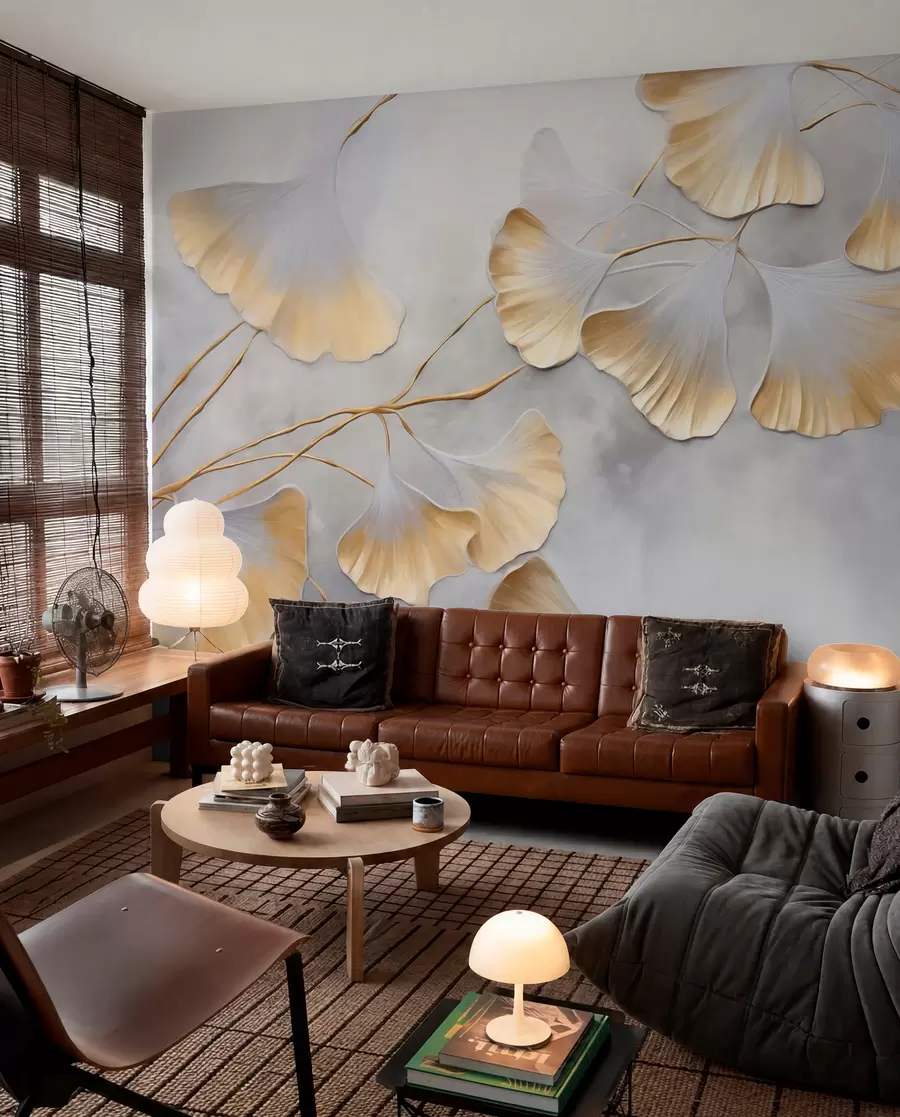 fototapet Frunze de Ginkgo biloba cu margini galbene pe o ramură, fundal texturat gri, design elegant și minimalist w09472