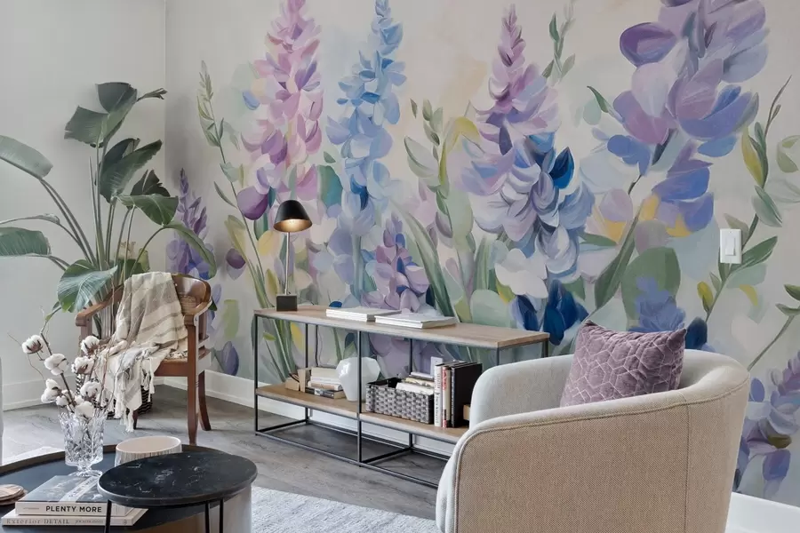 fototapet Flori texturate violet și albastre cu frunze albastre, fundal deschis, pensule moi, culori vibrante w09482