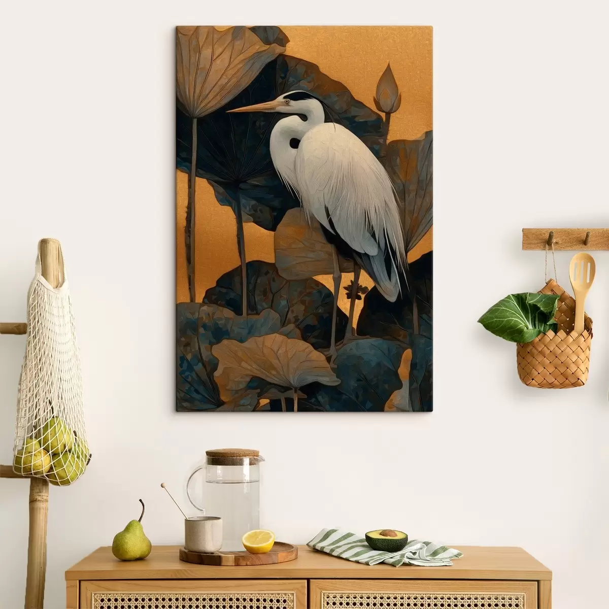 Tablouri Stârc alb printre frunze mari pe un fundal cald s46147