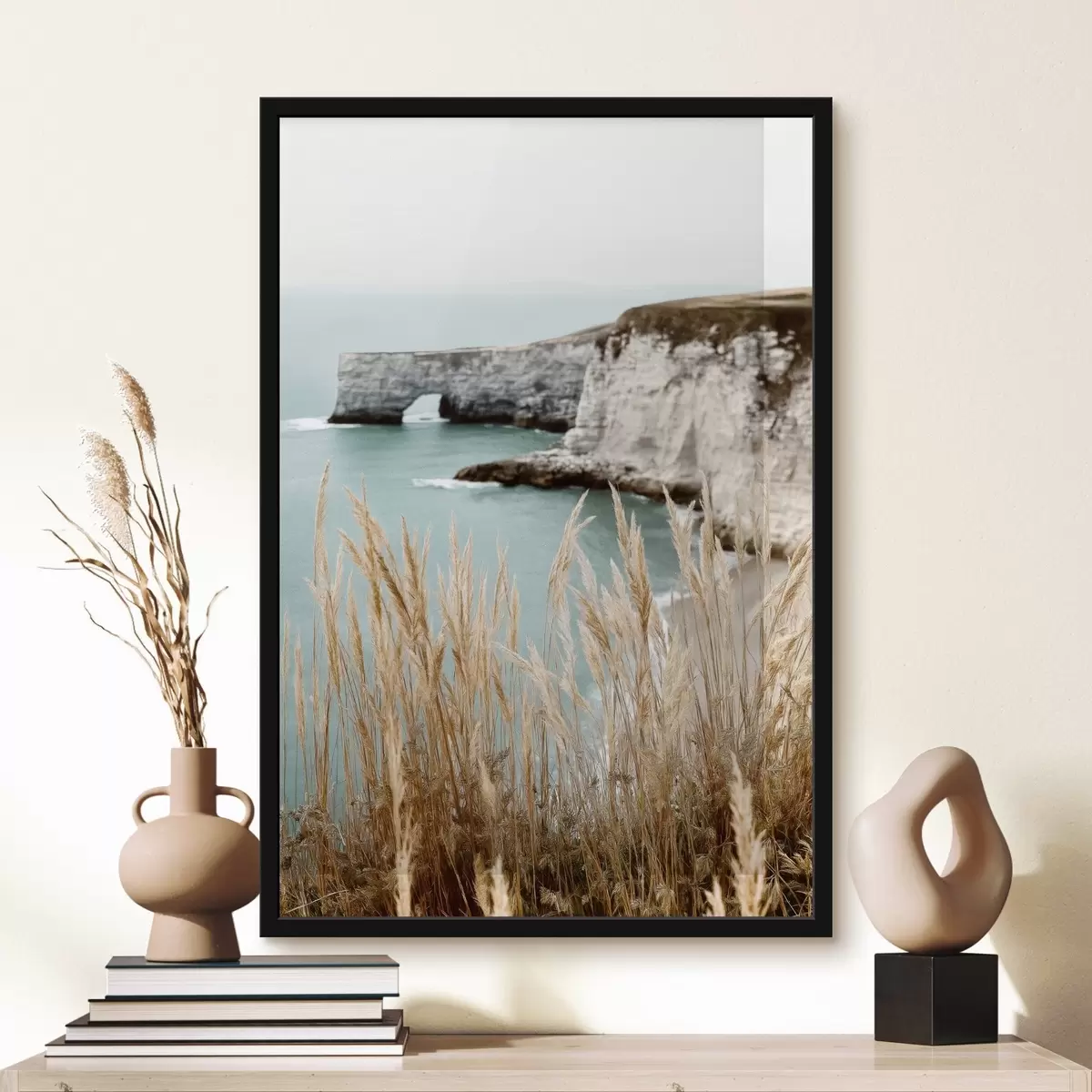 Poster Stânci de coastă cu stuf în prim-plan f46141