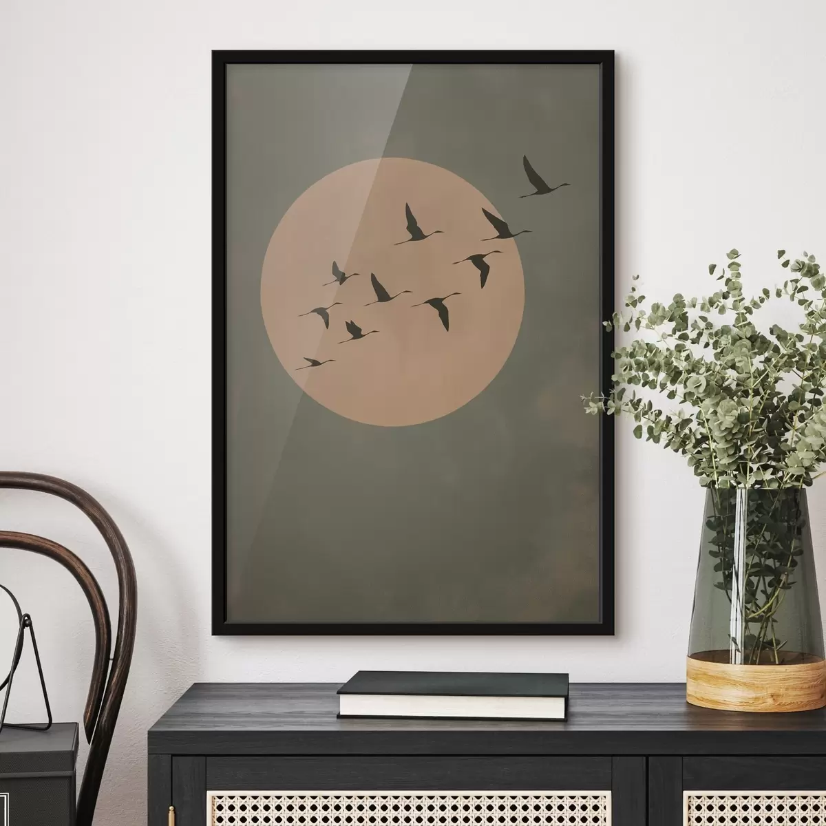 Poster Un stol de păsări zburând pe fundalul unei luni mari și calde f46162