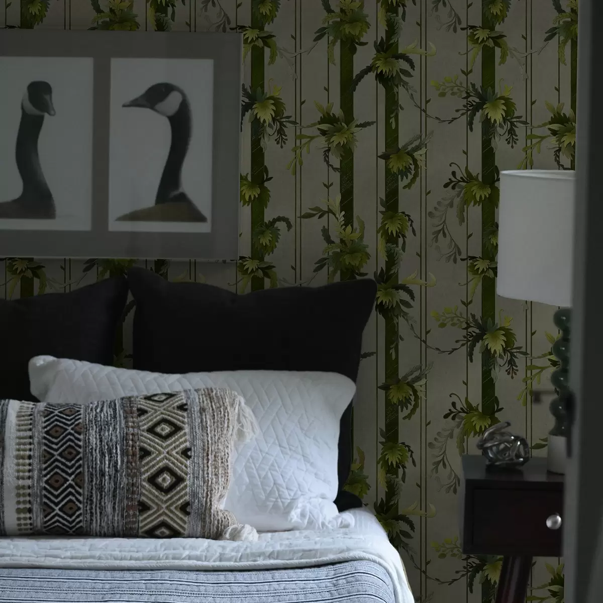 Wallpaper Frunze verzi în dungi verticale pe fond gri a00807v1