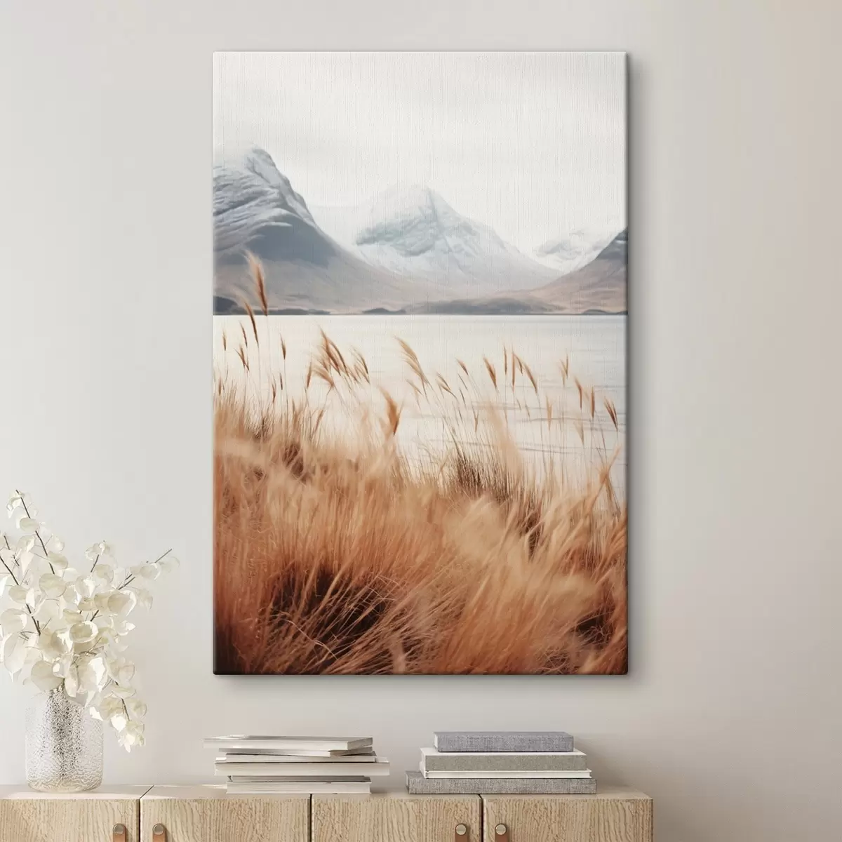 Tablouri Câmp de iarbă pampas în fața unui peisaj lacustru, cu munți înzăpeziți în fundal, lumină difuză s46282