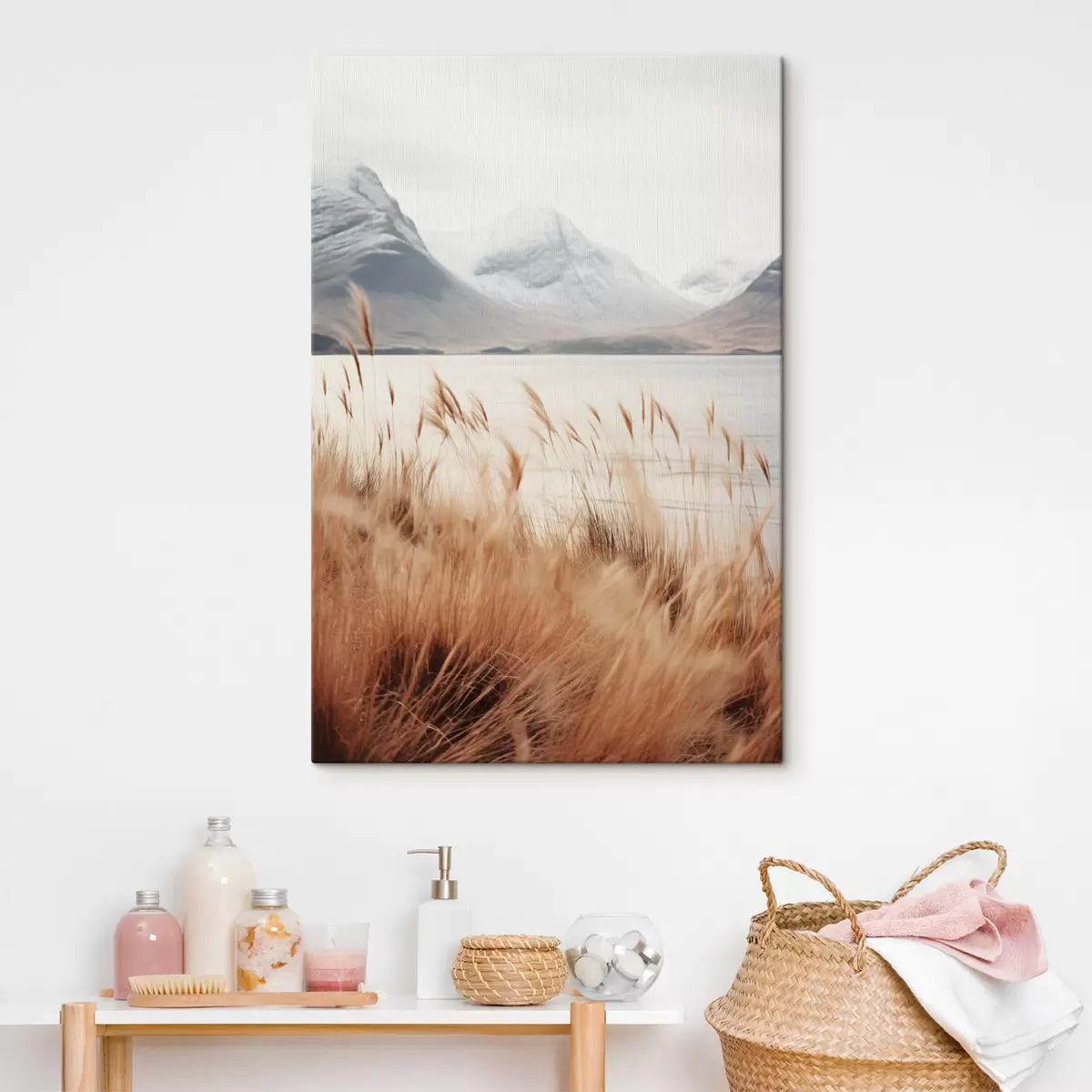 Tablouri Câmp de iarbă pampas în fața unui peisaj lacustru, cu munți înzăpeziți în fundal, lumină difuză s46282