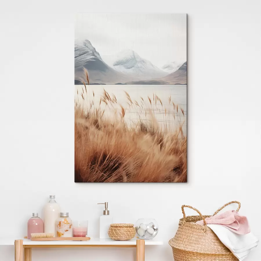 Tablouri Câmp de iarbă pampas în fața unui peisaj lacustru, cu munți înzăpeziți în fundal, lumină difuză s46282