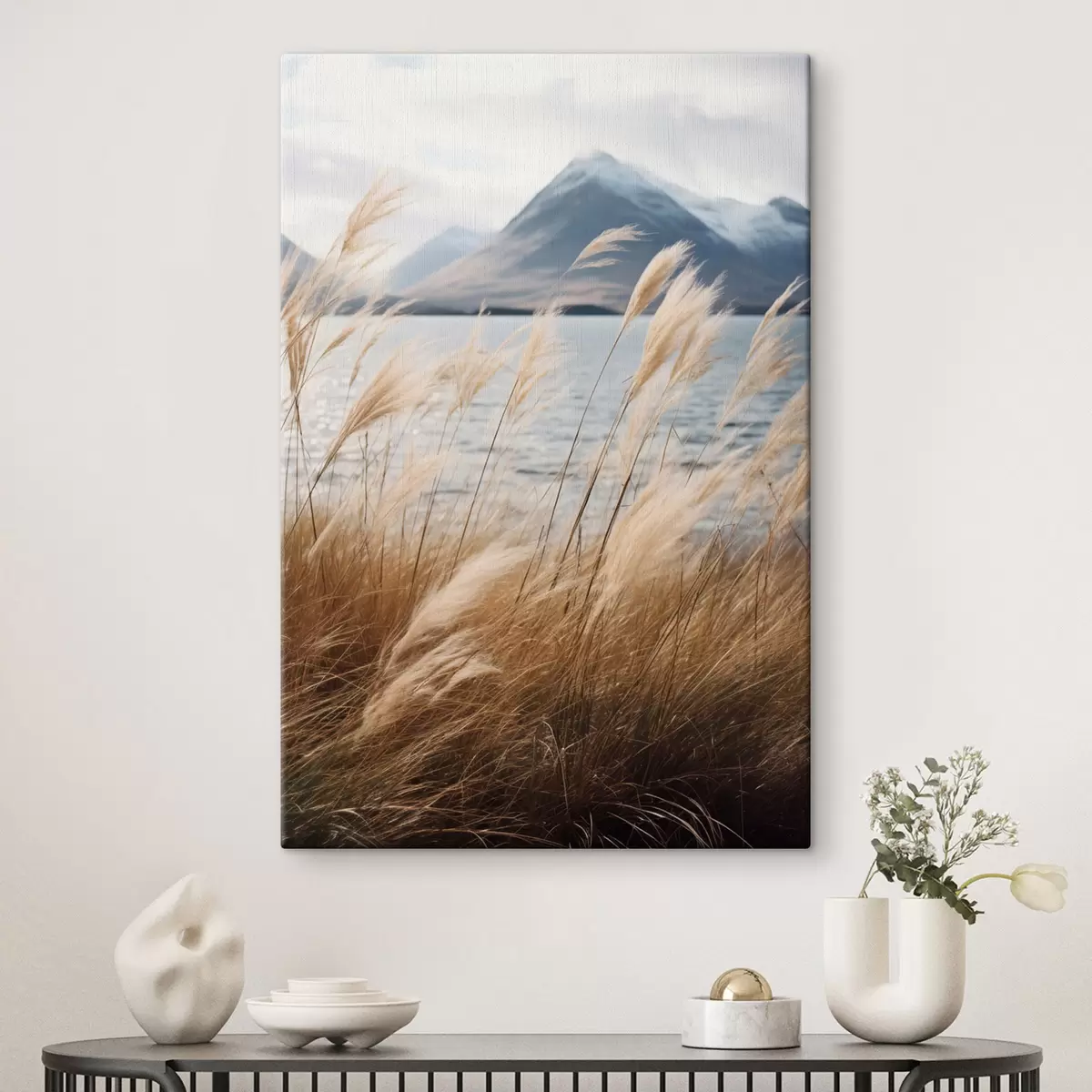 Tablouri Iarbă de pampas cu un lac și munți în fundal, iluminare difuză, culori discrete, stil naturalist s46283