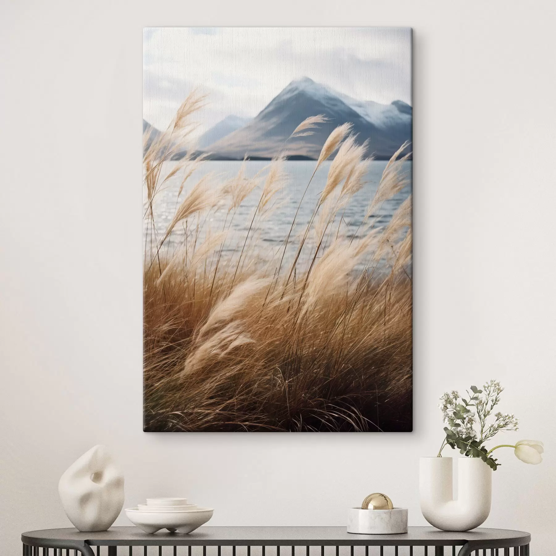 Tablouri Iarbă de pampas cu un lac și munți în fundal, iluminare difuză, culori discrete, stil naturalist s46283