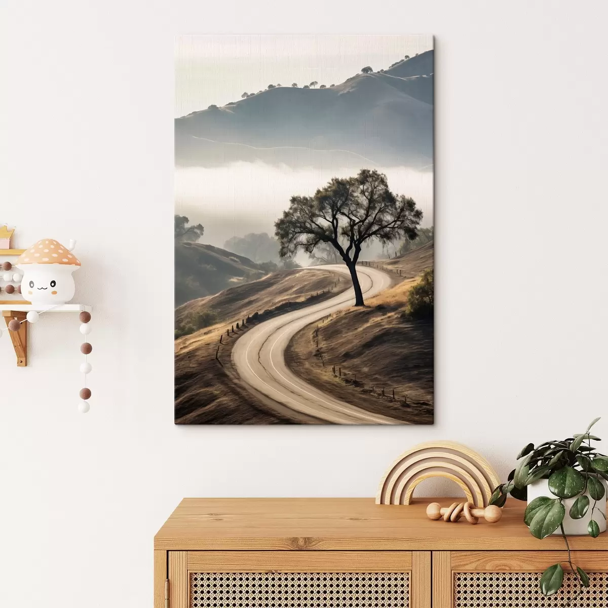 Tablouri Un drum șerpuitor prin dealuri ondulate, cu un copac în prim-plan, fundalul cu ceață și munți s46288