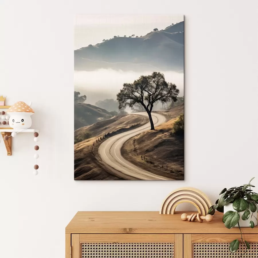 Tablouri Un drum șerpuitor prin dealuri ondulate, cu un copac în prim-plan, fundalul cu ceață și munți s46288