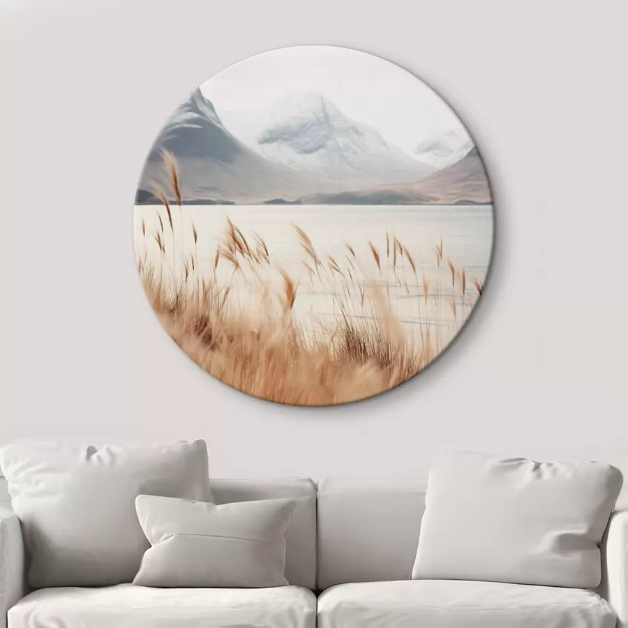Tablouri Câmp de iarbă pampas în fața unui peisaj lacustru, cu munți înzăpeziți în fundal, lumină difuză r46282