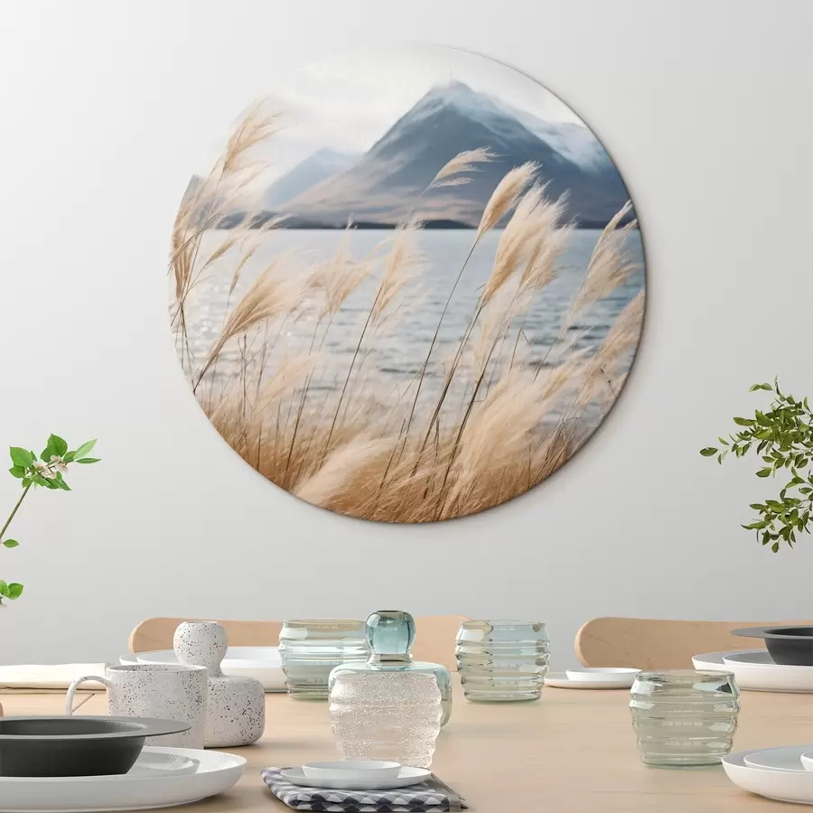 Tablouri Iarbă de pampas cu un lac și munți în fundal, iluminare difuză, culori discrete, stil naturalist r46283