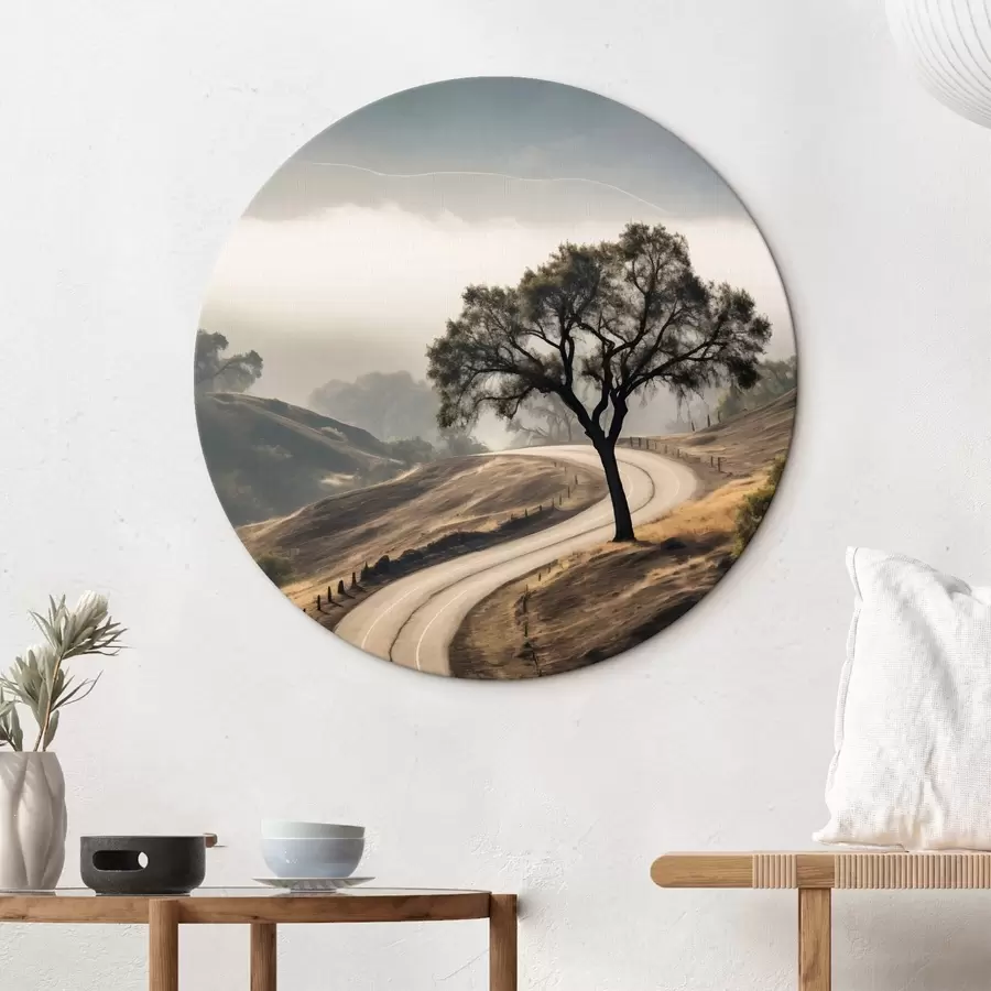 Tablouri Un drum șerpuitor prin dealuri ondulate, cu un copac în prim-plan, fundalul cu ceață și munți r46288
