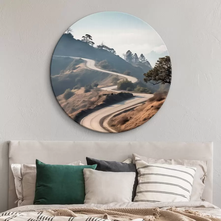 Tablouri Un drum sinuos prin peisajul deluros, cu iarbă uscată, sub un cer senin, cu munți în depărtare r46289