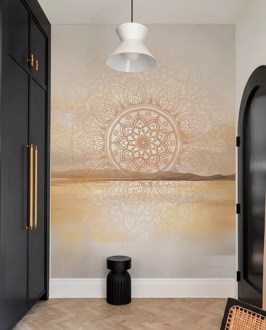 fototapet Design mandala simetric texturat care acoperă un peisaj cu mare, dealuri și cer, culori pastelate delicate w09491