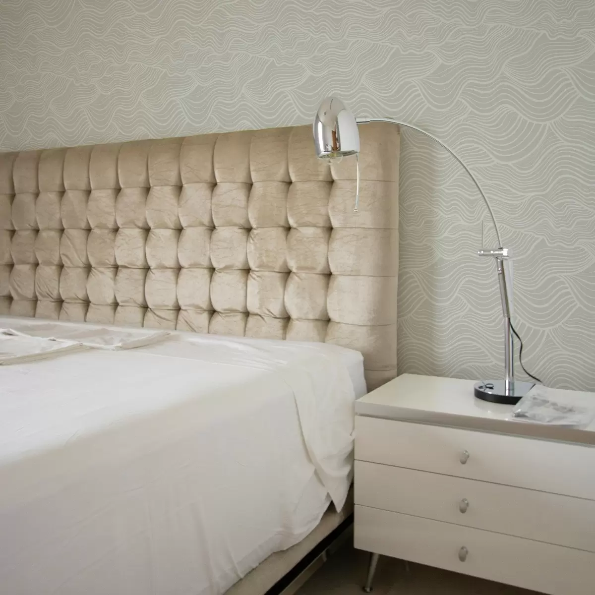 Wallpaper Valuri pe fundal gri-măsliniu cu textură de țesătură a00681