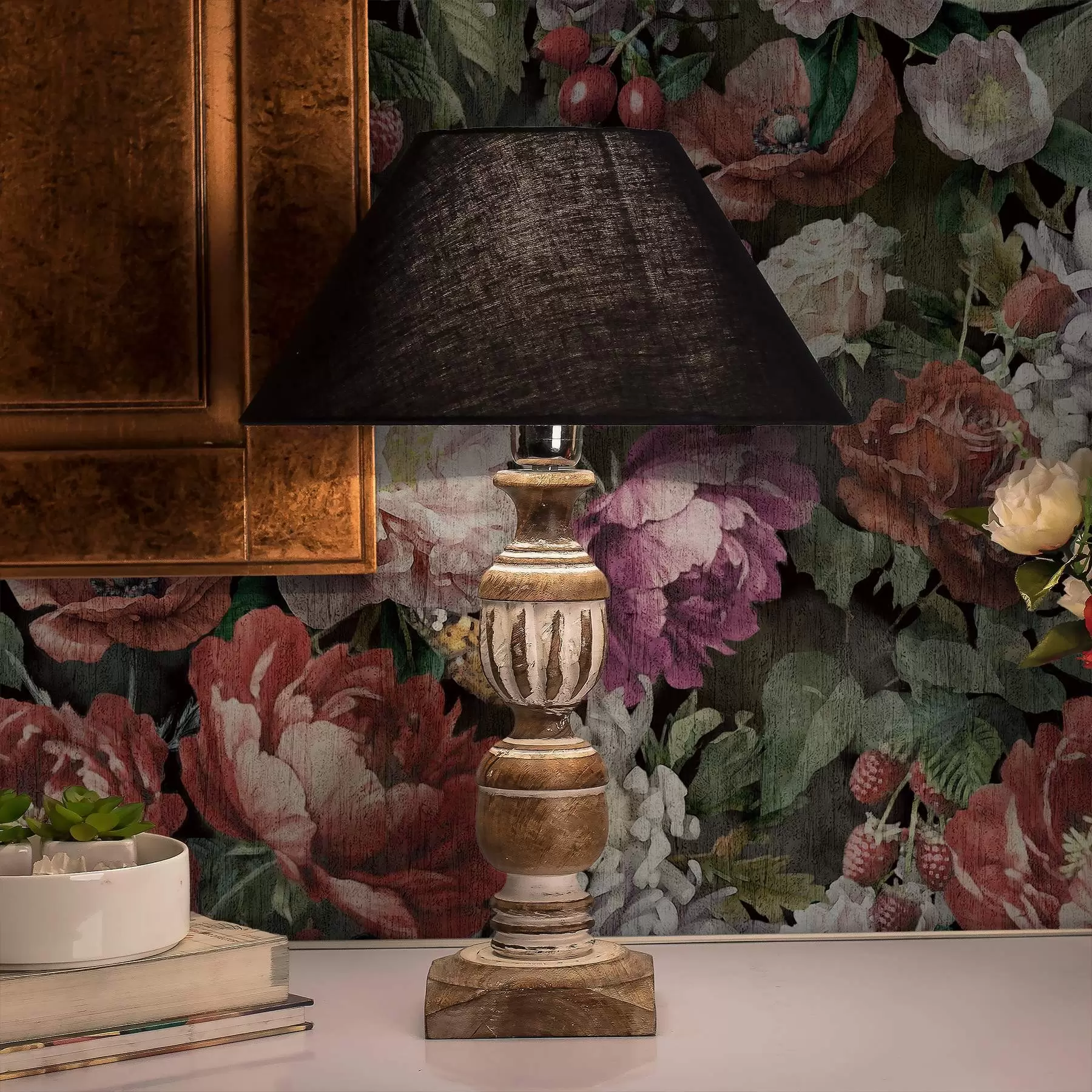 fototapet Bujori dramatici întunecați, fructe de pădure și fluture pe fond negru a00862