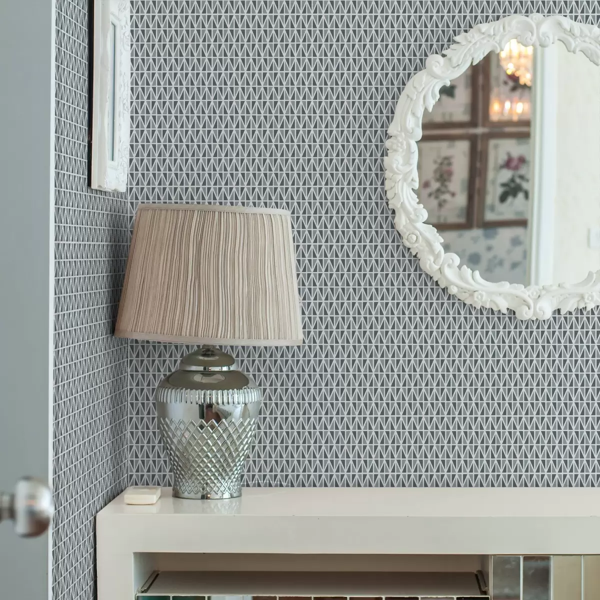 Wallpaper Rețea fină de diamante albe pe fond verde-albăstrui discret a00903