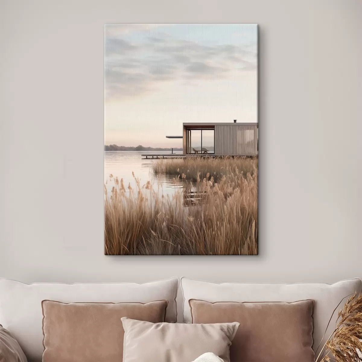 Tablouri Cabana modernă lângă lac, printre stufărișuri, în amurgul blând s46513