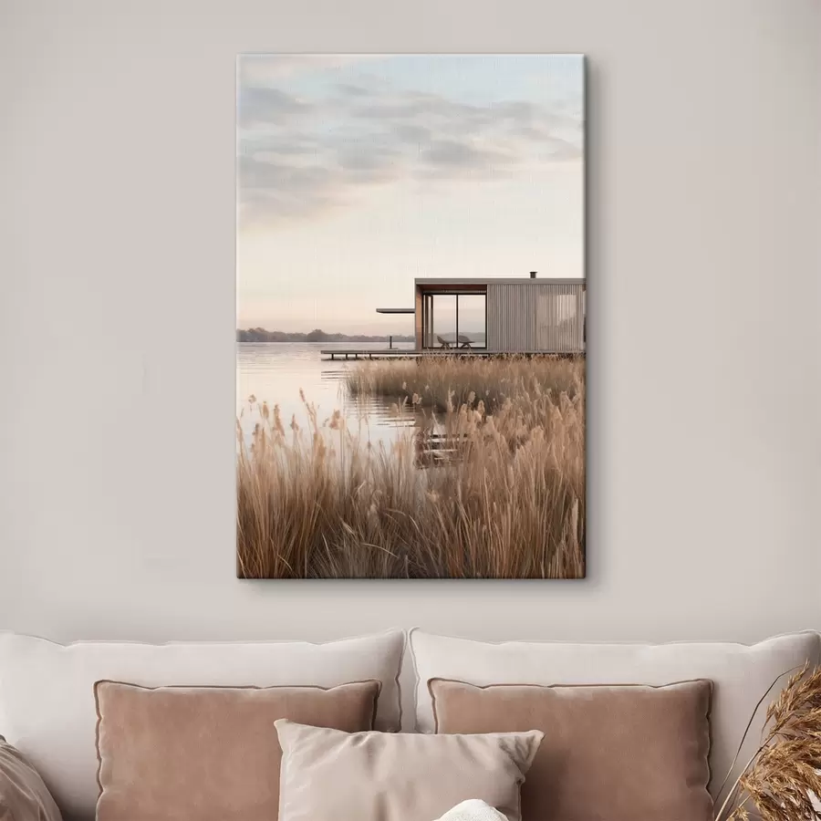 Tablouri Cabana modernă lângă lac, printre stufărișuri, în amurgul blând s46513