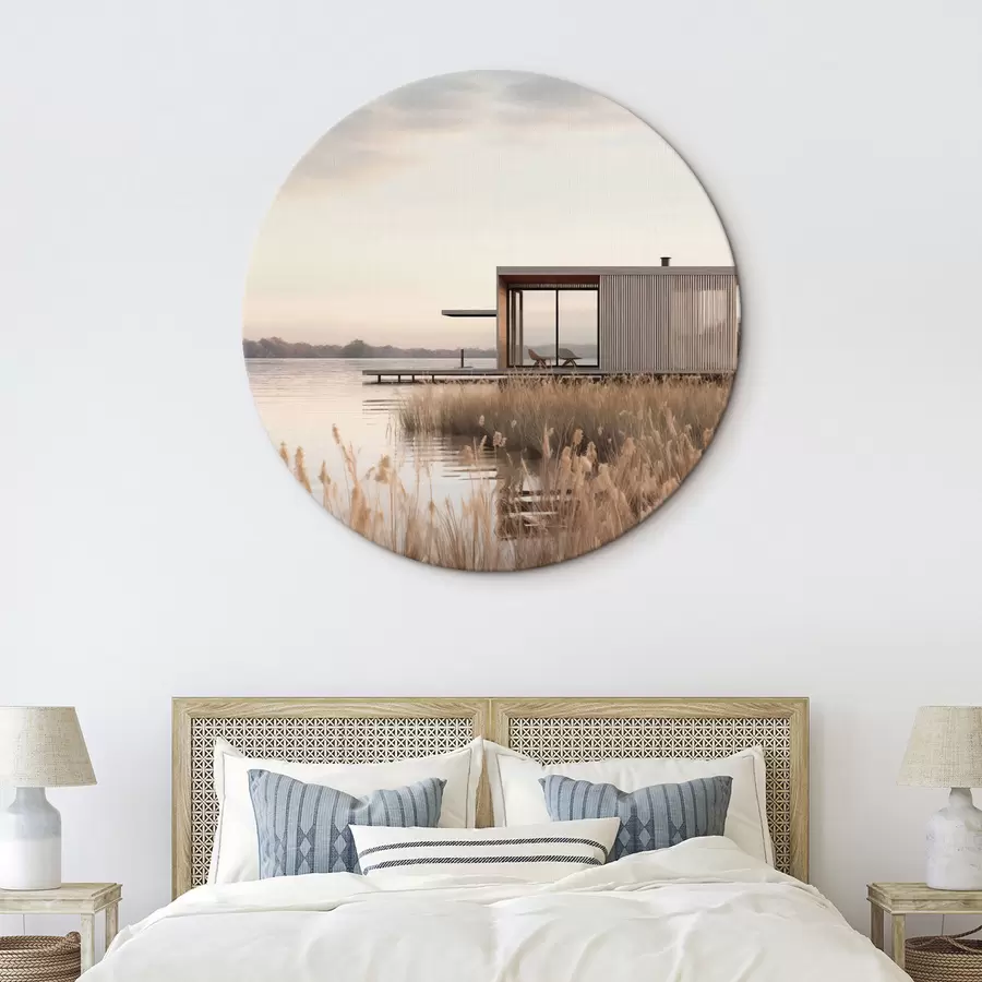 Tablouri Cabana modernă lângă lac, printre stufărișuri, în amurgul blând r46513