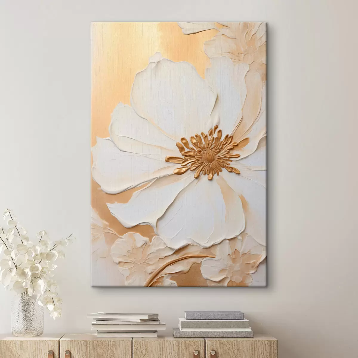 Tablouri Floare albă cu petale delicate, imitație de pensule groase, pe un fundal texturat de culoare portocaliu deschis. s46691
