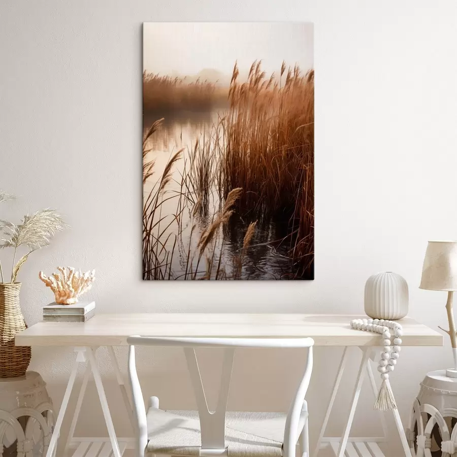 Tablouri Stuf înalt crescând într-un corp de apă, apa reflectă stuful, fundal cețos, lumină difuză, peisaj natural s46695