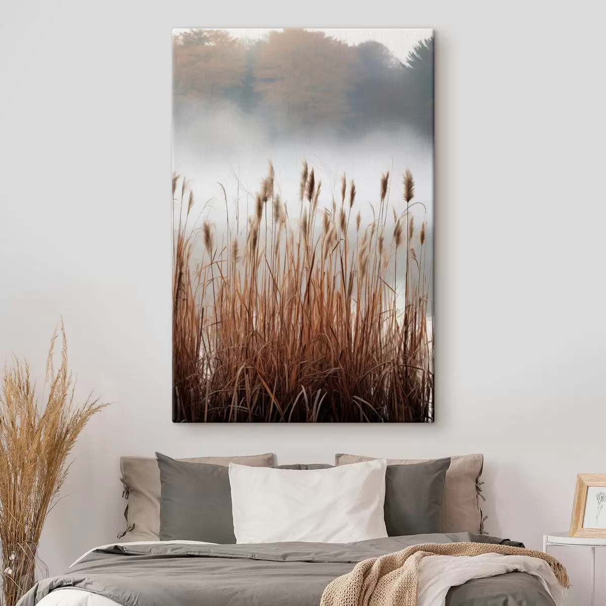 Tablouri Stuf înalt crescând într-un corp de apă, apa reflectă stuful, fundal cețos, lumină difuză, peisaj natural s46696