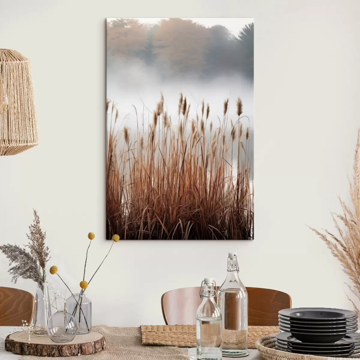 Tablouri Stuf înalt crescând într-un corp de apă, apa reflectă stuful, fundal cețos, lumină difuză, peisaj natural s46696