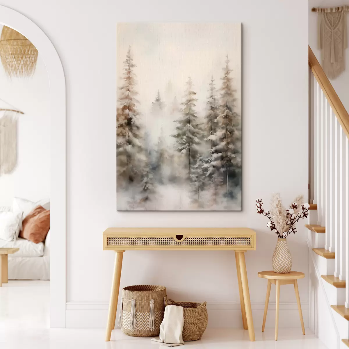 Tablouri Pini înalți acoperiți de zăpadă, în picioare într-o pădure încețoșată, o scenă de iarnă blândă și liniștită s46701