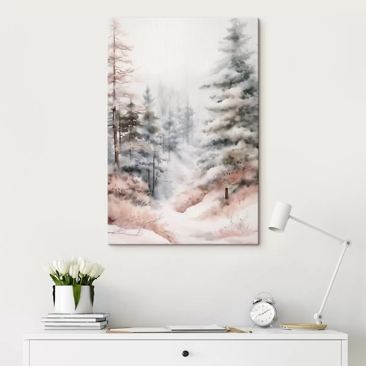 Tablouri Pini înalți acoperiți de zăpadă, în picioare într-o pădure încețoșată, o scenă de iarnă blândă și liniștită s46702