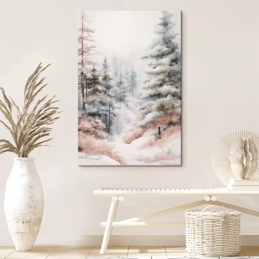 Tablouri Pini înalți acoperiți de zăpadă, în picioare într-o pădure încețoșată, o scenă de iarnă blândă și liniștită s46702