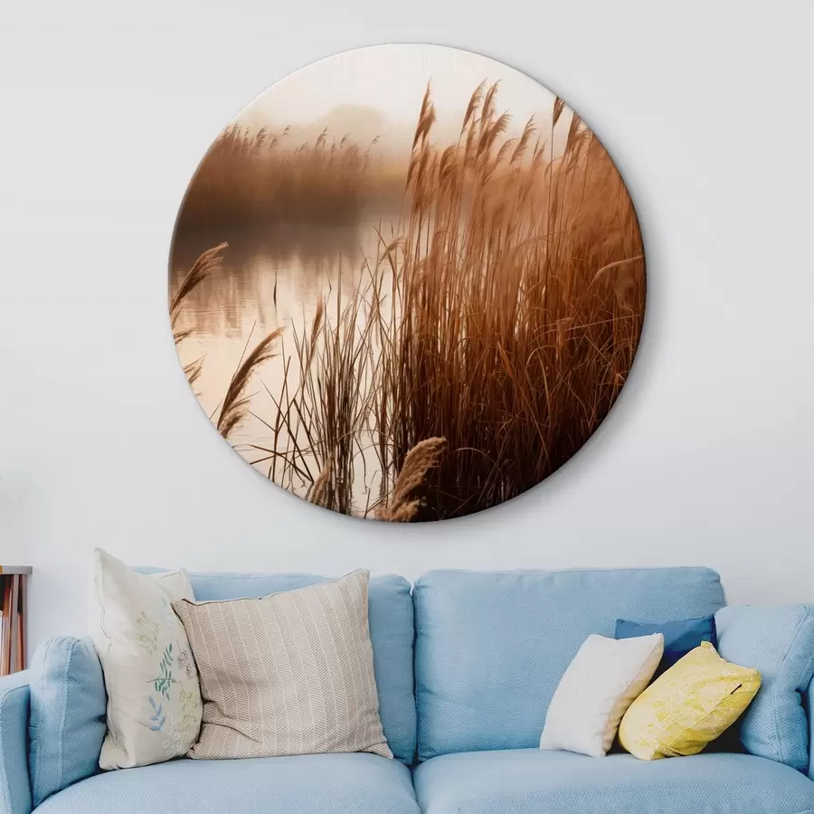 Tablouri Stuf înalt crescând într-un corp de apă, apa reflectă stuful, fundal cețos, lumină difuză, peisaj natural r46695