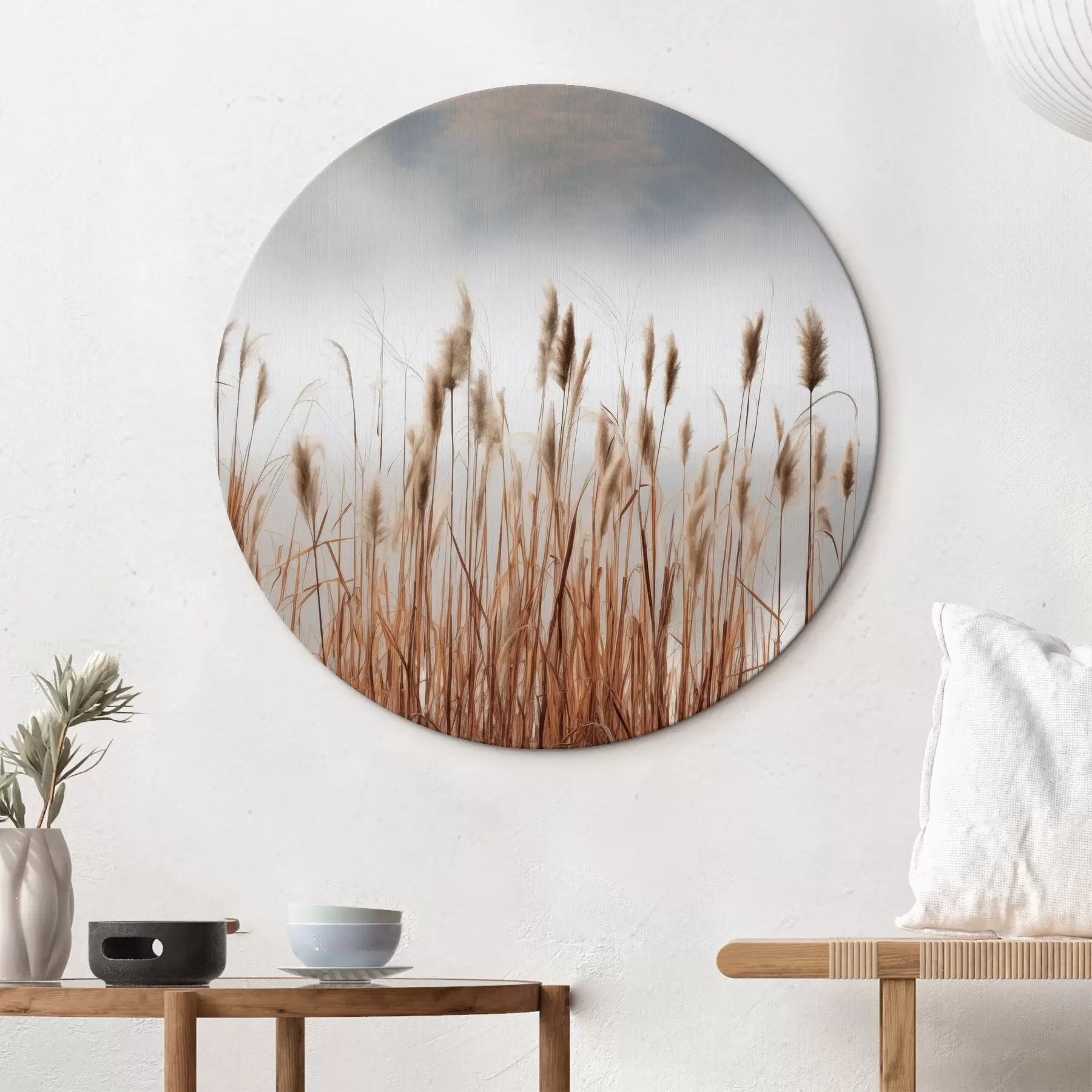 Tablouri Stuf înalt crescând într-un corp de apă, apa reflectă stuful, fundal cețos, lumină difuză, peisaj natural r46696