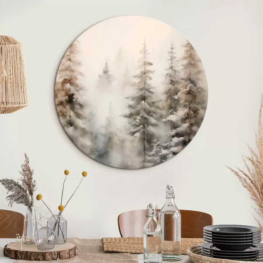 Tablouri Pini înalți acoperiți de zăpadă, în picioare într-o pădure încețoșată, o scenă de iarnă blândă și liniștită r46701