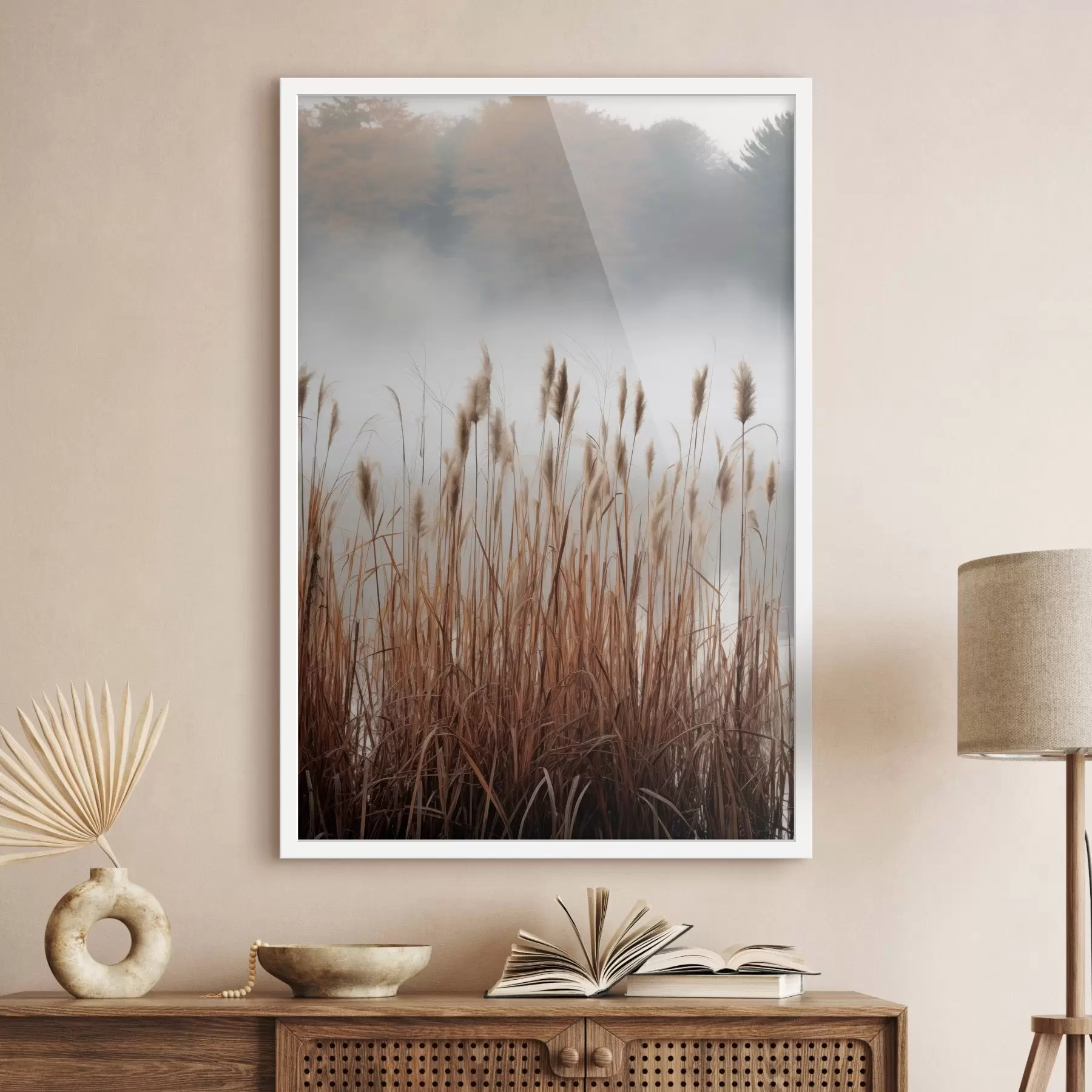 fototapet Stuf înalt crescând într-un corp de apă, apa reflectă stuful, fundal cețos, lumină difuză, peisaj natural f46696