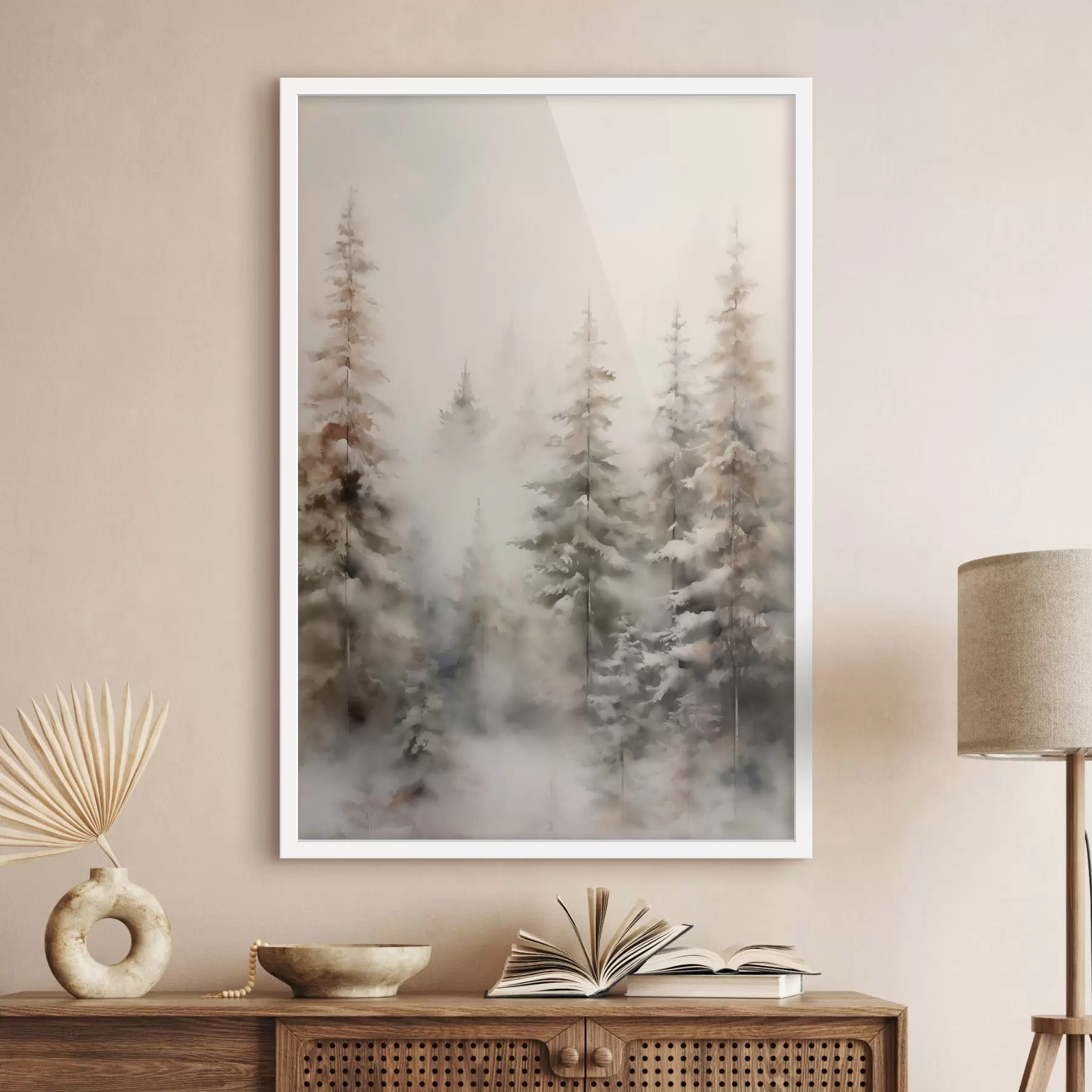 fototapet Pini înalți acoperiți de zăpadă, în picioare într-o pădure încețoșată, o scenă de iarnă blândă și liniștită f46701