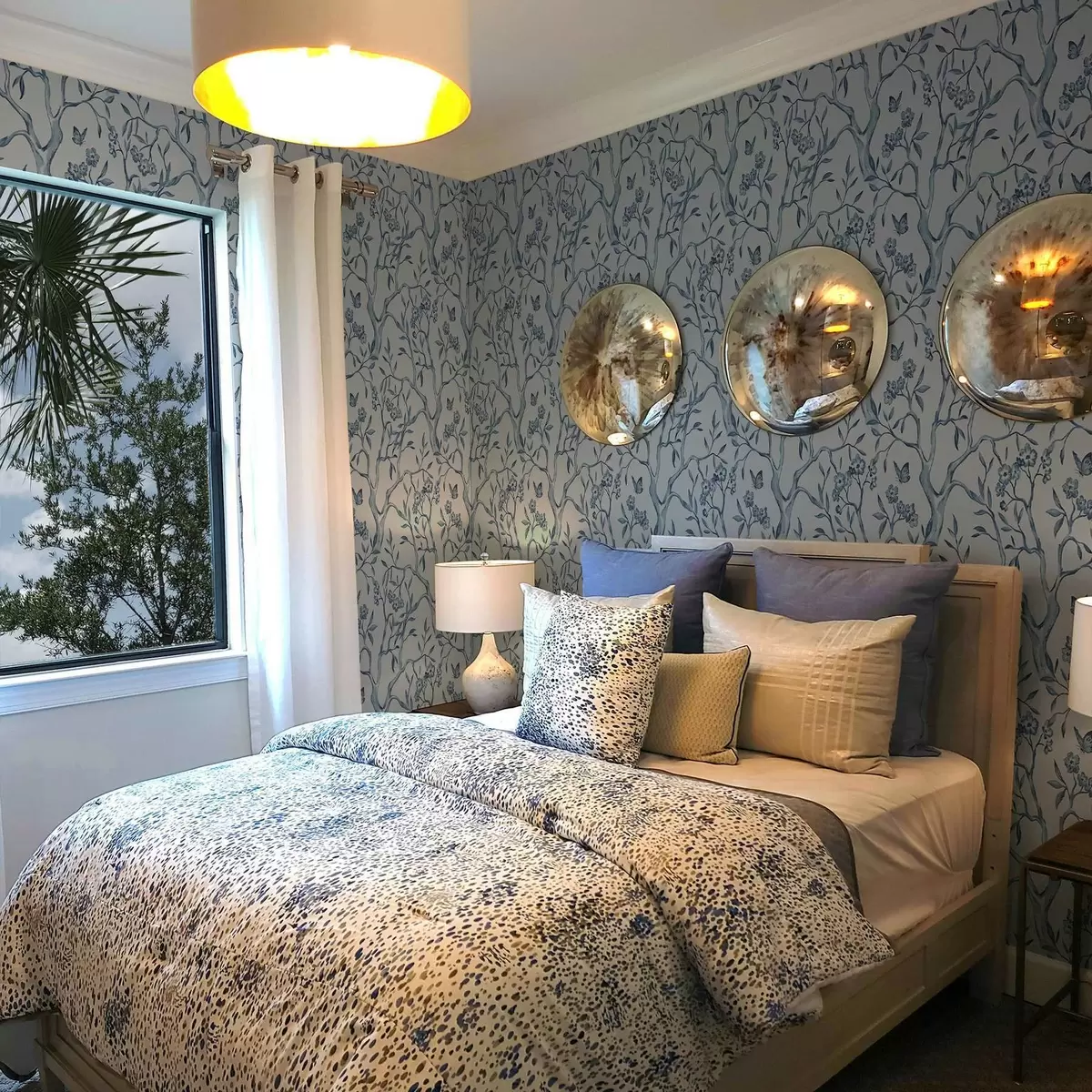 Wallpaper Ramuri albastre pictate în acuarelă, cu flori și fluturi pe fundal deschis a00951