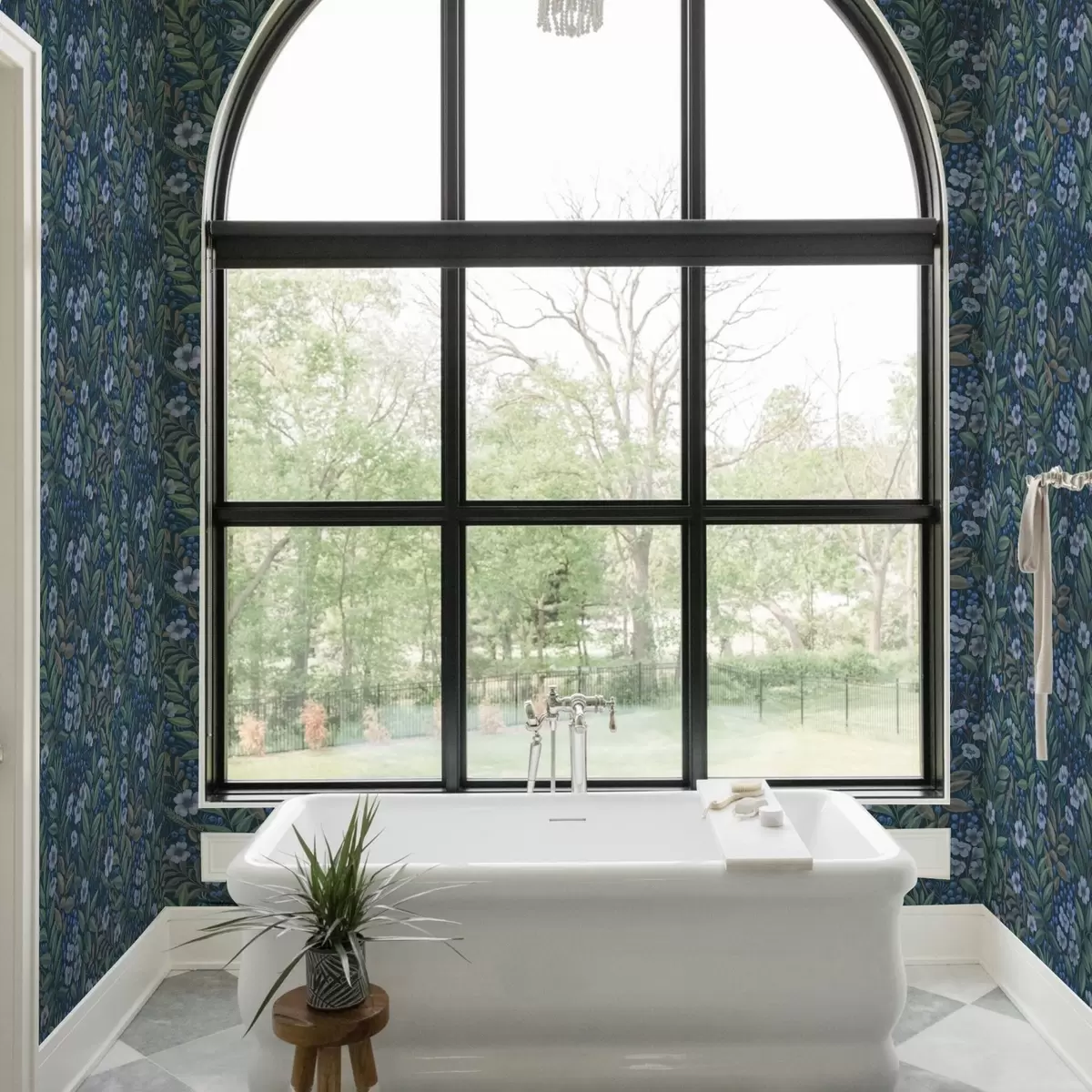 Wallpaper Boabe albastre-închis și flori albe în frunzișul dens a00994