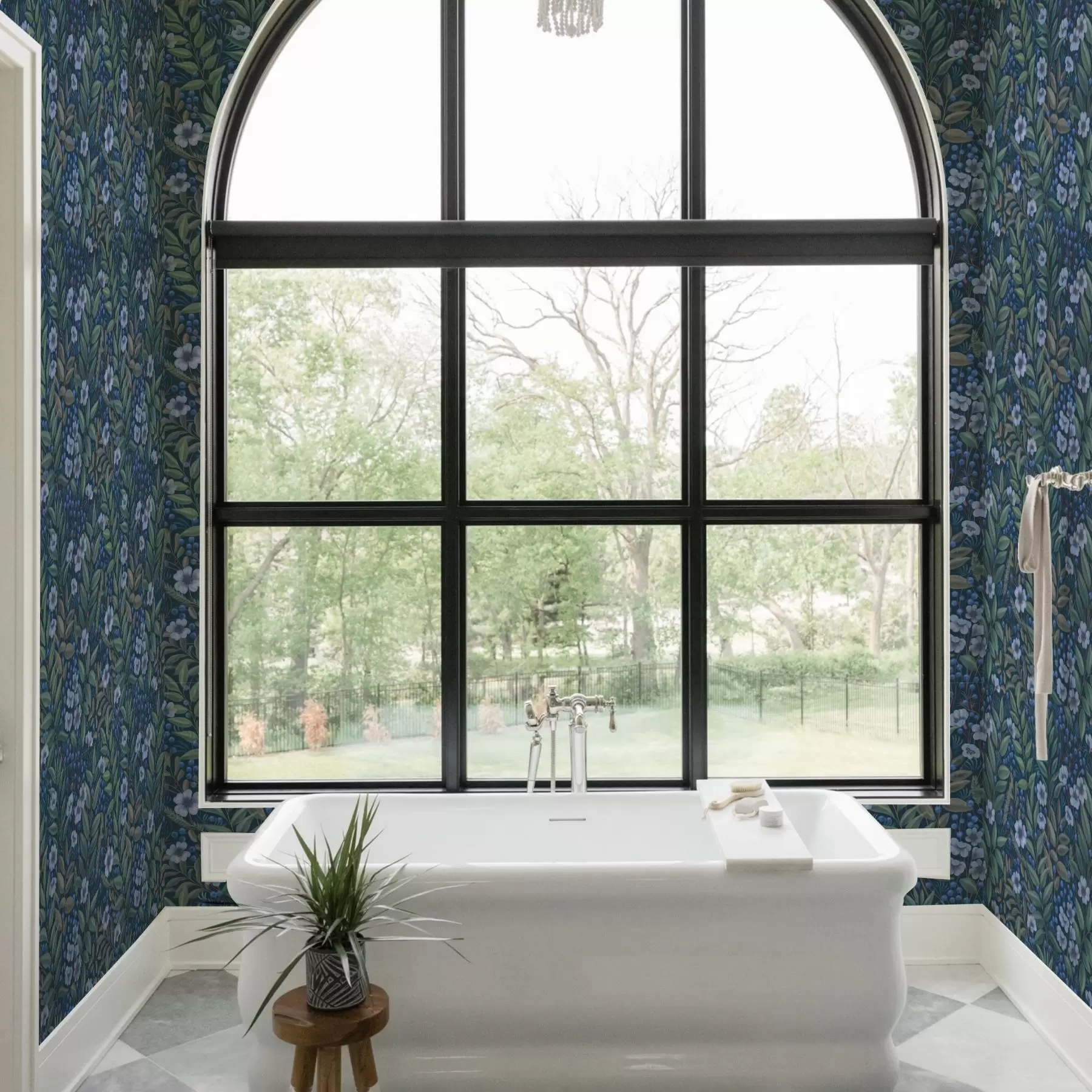 fototapet Boabe albastre-închis și flori albe în frunzișul dens a00994